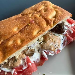 Focaccia toscana-capocollo, stracciatella, funghi misti, olio Evo, origano
