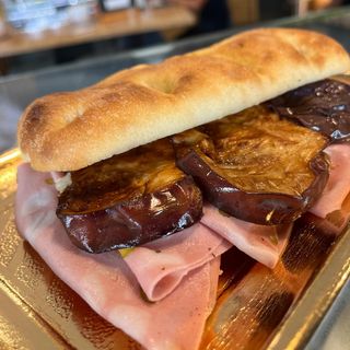 Focacciotto-mortadella, melanzane fritte