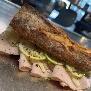 Bauguette-fesa di tacchino arrosto, scaglie di grana, fette di lime, olio Evo, origano