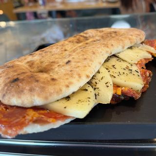 Saltimbocca-ventricina piccante, provola dolce, olio Evo, origano