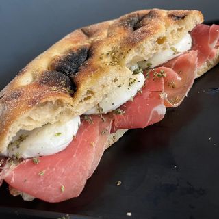 Focaccia padellino-con prosciutto crudo, mozzarella, olio Evo, origano