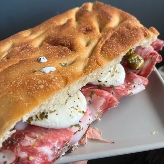 Focaccia toscana-salame rustico, mozzarella, olive farcite