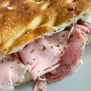 Focaccia toscana-prosciutto cotto arrosto, mozzarella, olive farcite