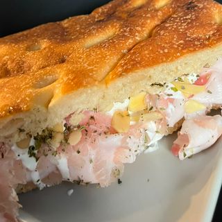 Focaccia toscana-pancetta coppata, stracciatella, mandorle tostate a scaglie