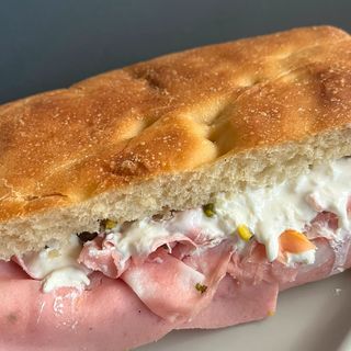 Focaccia toscana-mortadella, stracciatella, granella di pistacchio