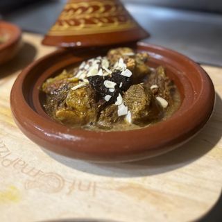 Tajin di carne di manzo con prugne caramellate alla cannella e mandorle