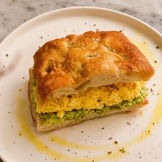 Smashed avocado & eggs