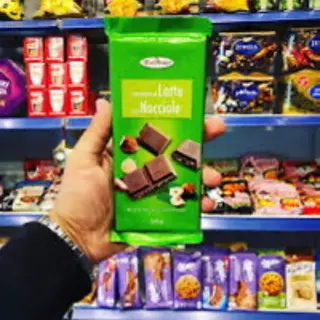 Cioccolato al latte con nocciole
