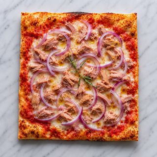 Pizza rossa tonno e cipolla