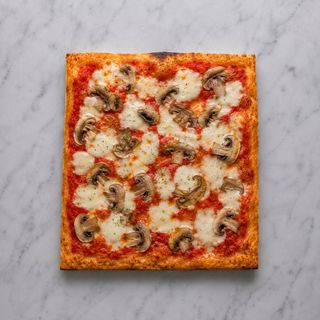 Pizza rossa con funghi