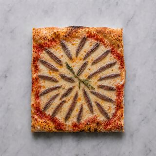 Pizza rossa con alici
