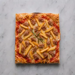 Pizza salsiccia e patatine fritte