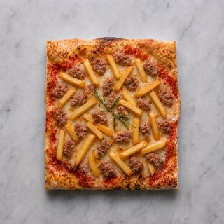 Pizza rossa salsiccia e patatine fritte