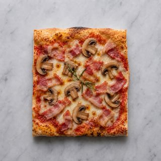 Pizza rossa pancetta e funghi