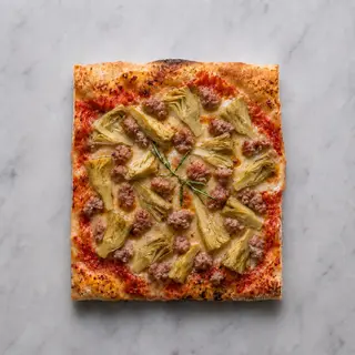 Pizza con salsiccia e carciofini