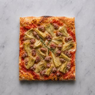 Pizza rossa con salsiccia e carciofini
