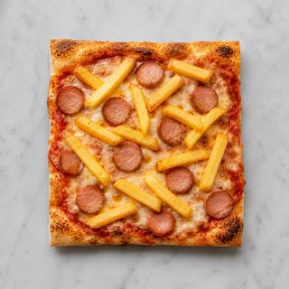 Pizza rossa wrustel e patatine