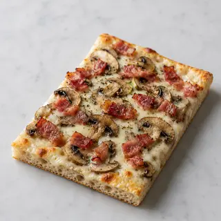Pizza con funghi freschi e pancetta