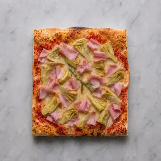 Pizza con prosciutto cotto e carciofini