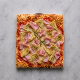 Pizza rossa con prosciutto cotto e carciofini