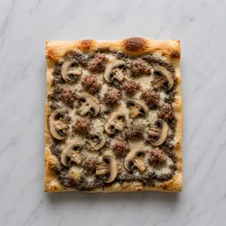 Pizza con salsiccia, funghi, salsa di tartufo noci e mozzarella