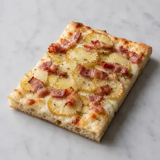 Pizza con patate a fette e pancetta