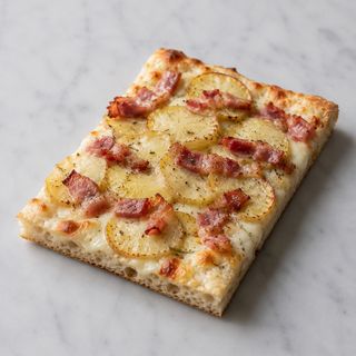 Pizza bianca con patate a fette e pancetta