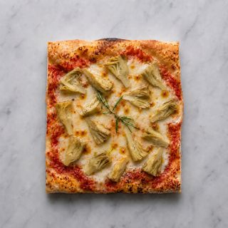 Pizza rossa con carciofini