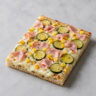 Pizza con prosciutto cotto, zucchine e mais