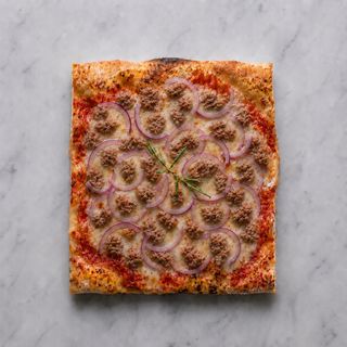Pizza rossa Salsiccia e cipolla