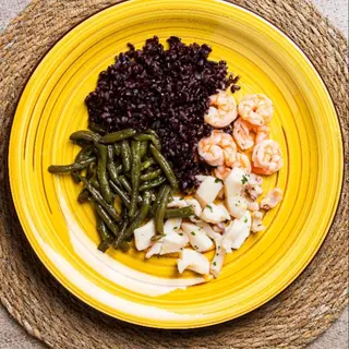 Black poke con riso nero integrale, gamberi, fagiolini, totani e calamari - PASTO BILANCIATO