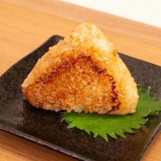 YAKI ONIGIRI CON SALMONE COTTO