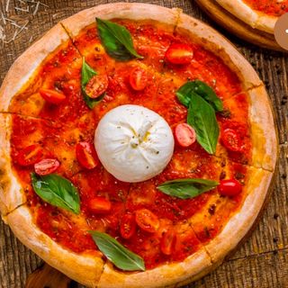 Pizza rossa e burrata