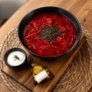 Borsch ucraino con sfere di panna acida