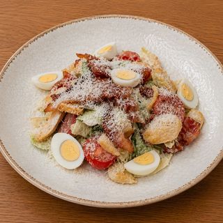 Caesar all’Ucraina con uova di quaglia e pancetta