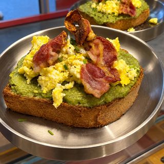 Avocado toast uova e bacon