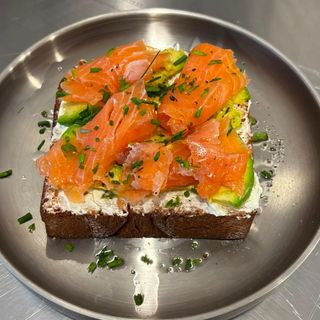 Avocado toast salmone
