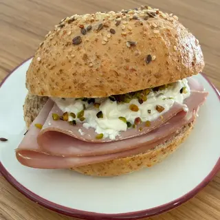 Panino mortadella e stracciatella