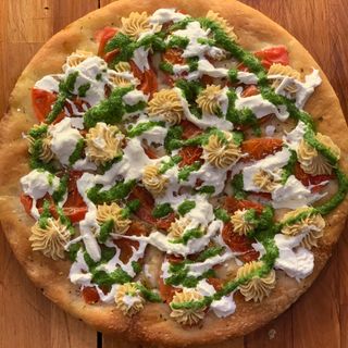 Focaccia con stracciatella, crema di ceci e salsa di rucola
