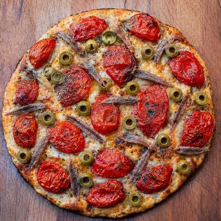Focaccia con olive baresi e acciughe