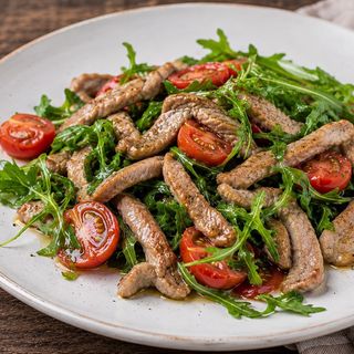 Straccetti di Vitello con Rucola e Pomodorini