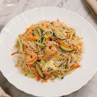 Spaghetti di riso saltati con gamberi