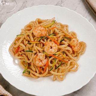 Udon saltati con gamberi