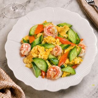 Uova saltate con cetriolo e gamberi