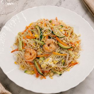Spaghetti di riso saltati con verdure