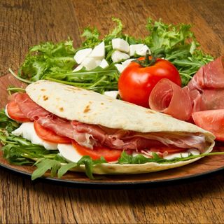 Piadina prosciutto cotto mozzarella insalata