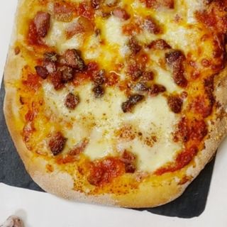 Pinsa all'Amatriciana