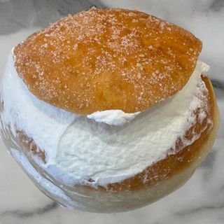 Bomba con crema e panna