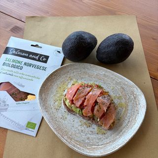 Crostone al Salmone E Avocado