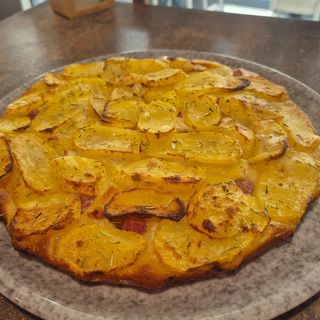 Focaccia barese con patate e salsiccia